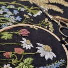 NYHET! Lær broderi Prosjektbag Markblomst - Komplett sett thumbnail