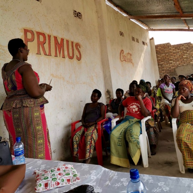 Kurs om menstruasjon og hygiene for jenter og kvinner i Burundi